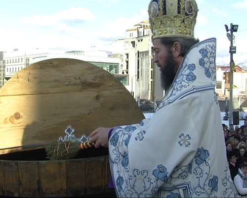 BOBOTEAZA 2013 – BISERICI ARHIPLINE- Marele praznic al Botezului Domnului a adunat zeci de mii de credinciosi in bisericile din Maramures (VIDEO)