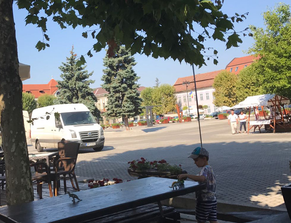 Maşini prin Centrul Vechi al Băii Mari, o zonă închisă circulaţiei