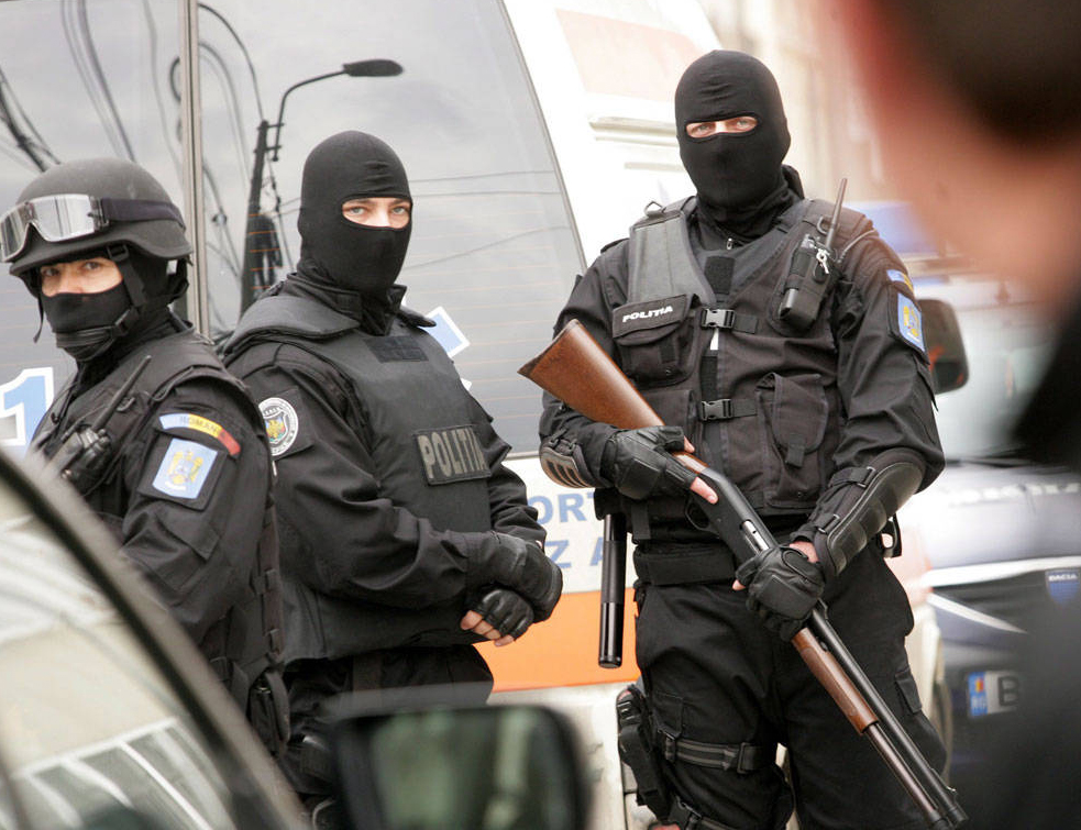 Grupări de criminalitate organizată destructurare de poliţişti