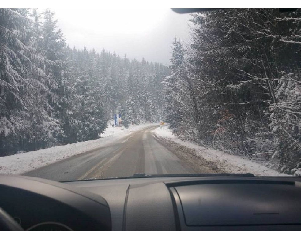 Se circulă în condiții de iarnă ! Vezi starea drumurilor din Maramureș