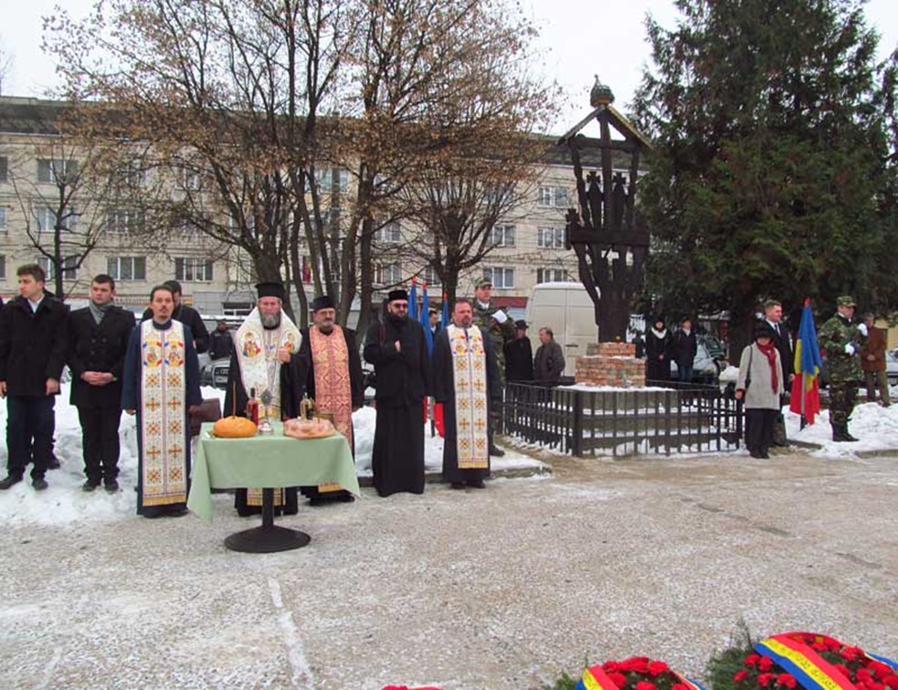Comemorare: Ceremonial religios și militar la troița din Piața Revoluției