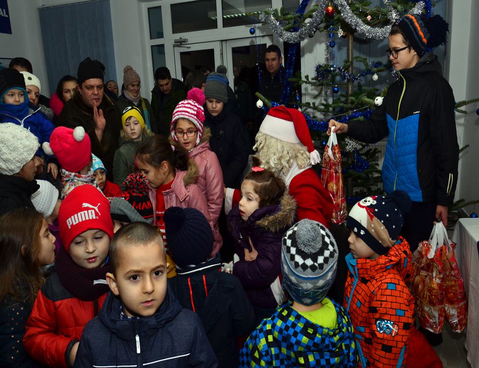 CRĂCIUN – Jandarmii maramureșeni au oferit cadouri copiilor