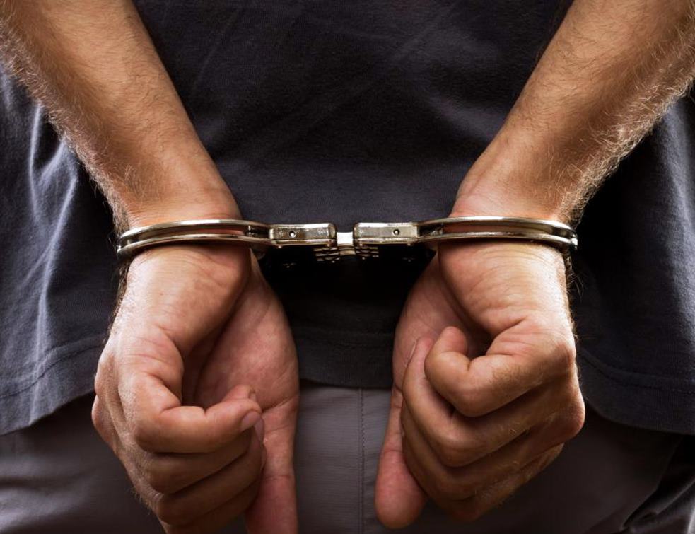 Tânărul care a intrat cu o armă în club, vizitat de polițiști