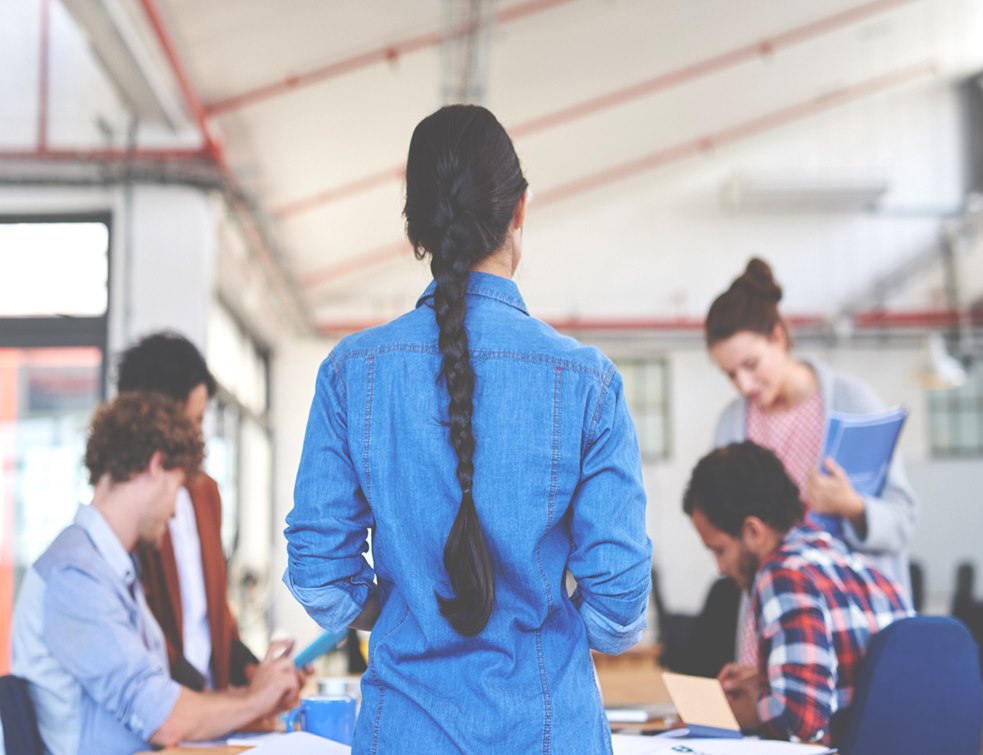 STUDIU – Tinerii vor un loc de muncă aproape de casă