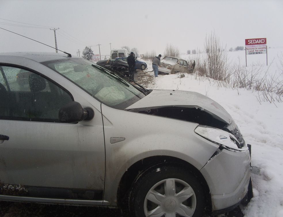 Accidente în lanţ din cauza carosabilului acoperit de zăpadă, gheaţă sau polei