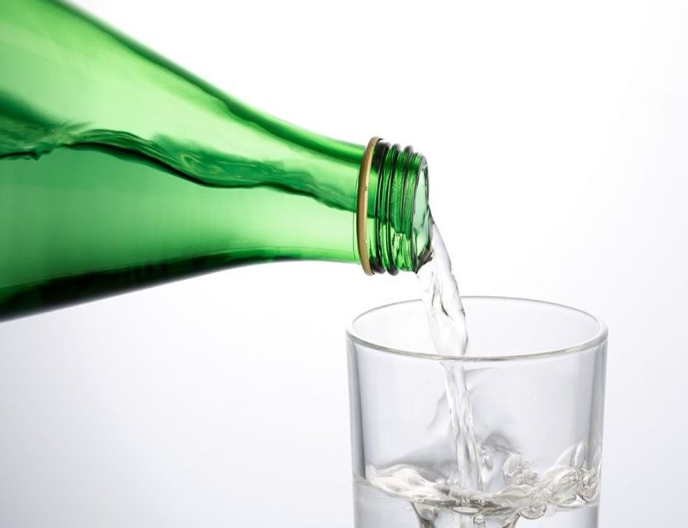 Semnal de alarmă de la specialişti! De ce nu este bine să bei apă minerală