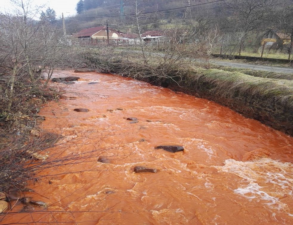 Panică printre băimăreni după ce apele râului Săsar au căpătat culoarea roşie