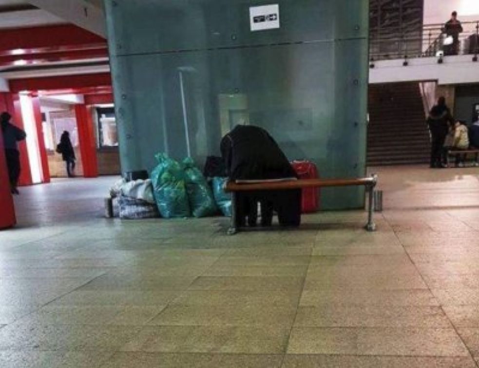 Bătrână abandonată în gară de propria familie. Rudele au păcălit-o că se vor întoarce