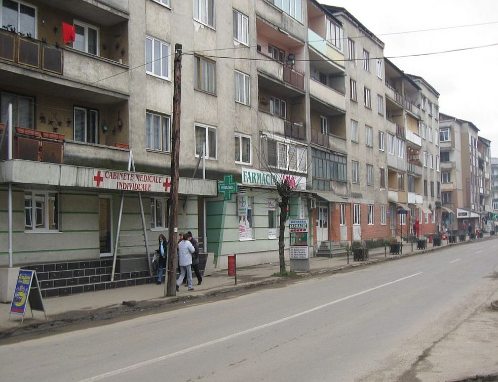 Focar de infecție în subsolul unui bloc. La parter sunt cabinete medicale, farmacie şi magazin