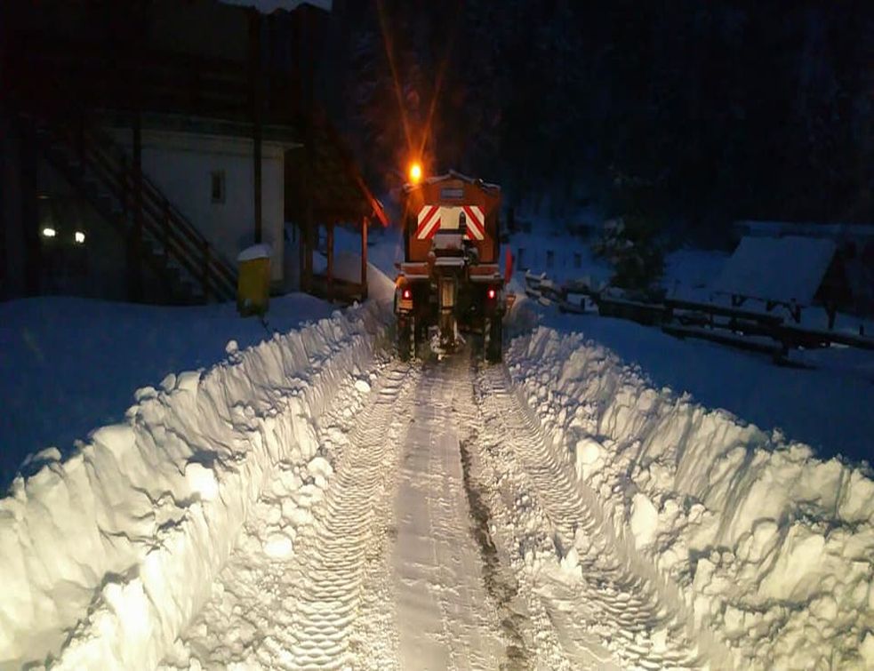Stratul de zăpadă de la Cavnic are peste 30 de centimetri. Ce măsuri iau autorităţile