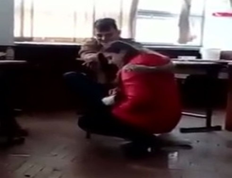 Elevă din Baia Mare, umilită de un coleg. Nimeni nu îi sare în ajutor – VIDEO