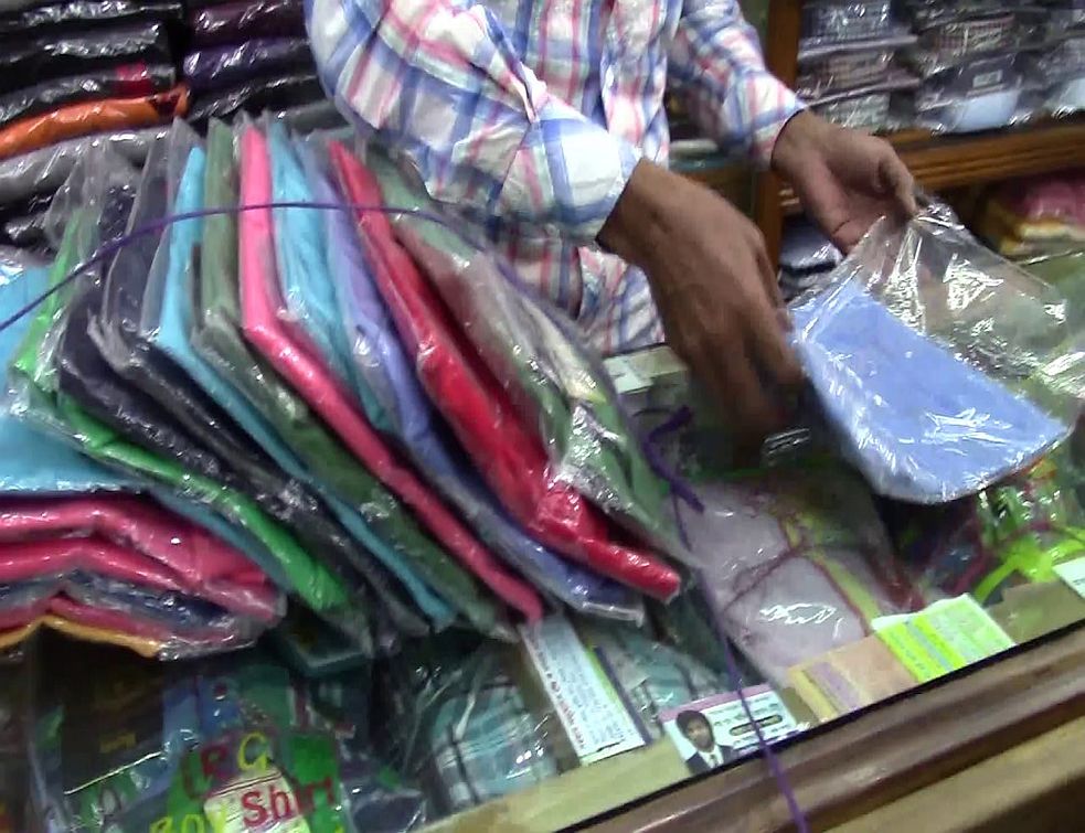 Fabrică de haine contrafăcute, descoperită de poliţişti