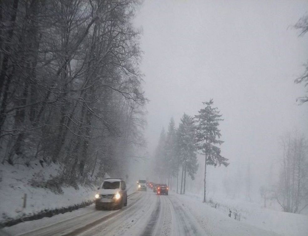 Atenție șoferi, vizibilitate redusă de ceață în Pasul Prislop și pe  Dealul Ștefăniței!