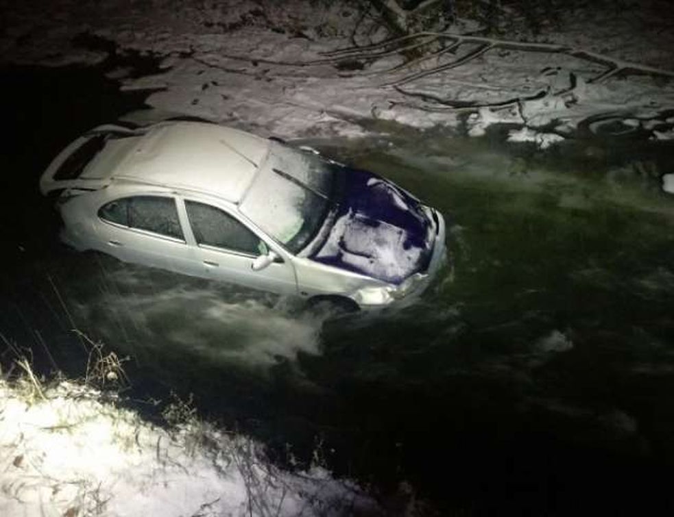 O familie din Leordina a ajuns cu mașina în râu