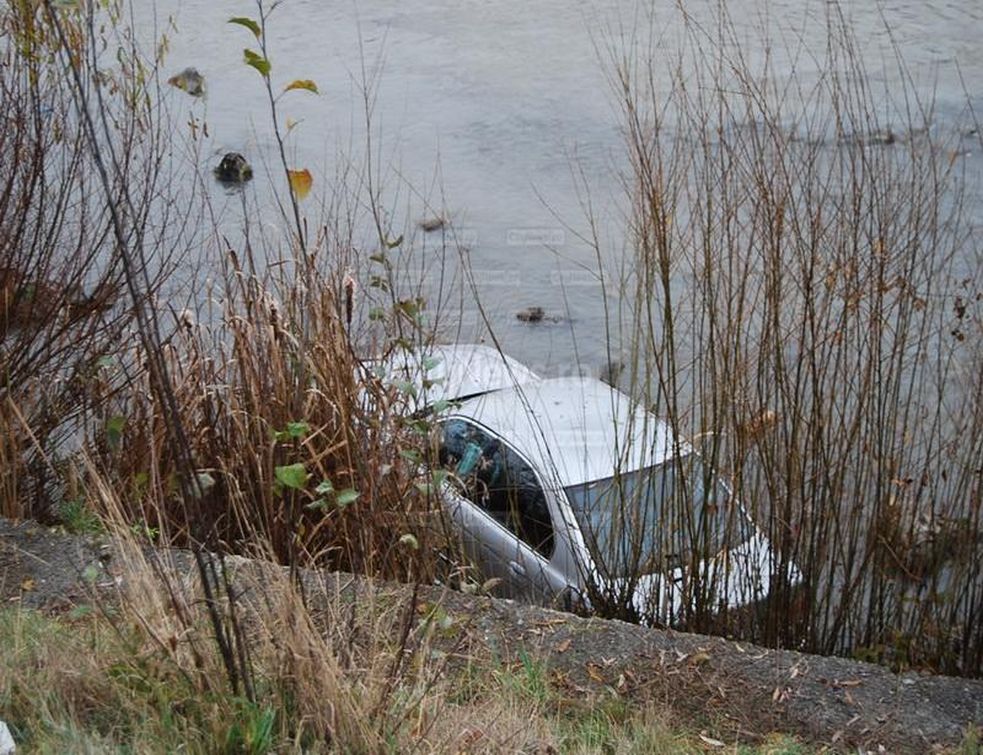Mort de beat la volan, a plonjat cu maşina în râu