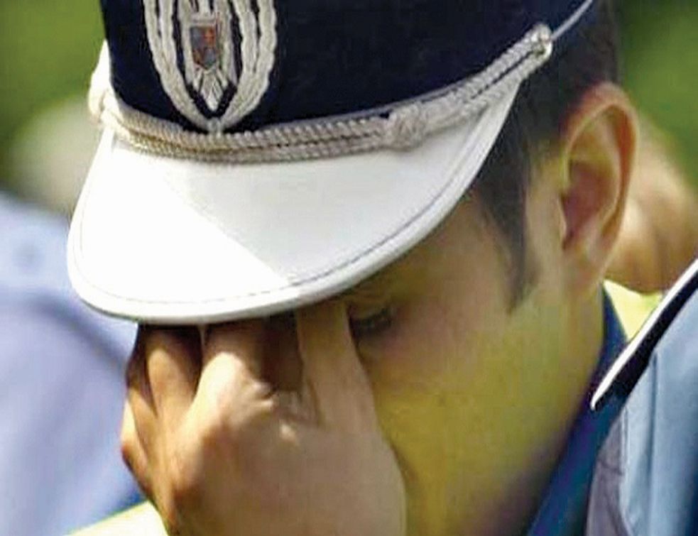 Poliţist luat la pumni de către un elev de la şcoala de şoferi. De la ce a pornit scandalul