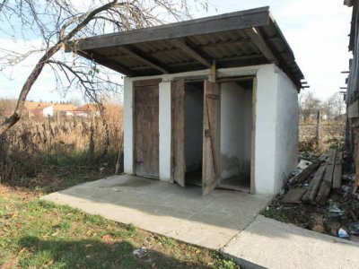 La 159 de ani de la Unirea Principatelor, avem 2.418 școli cu grupurile sanitare în exterior!