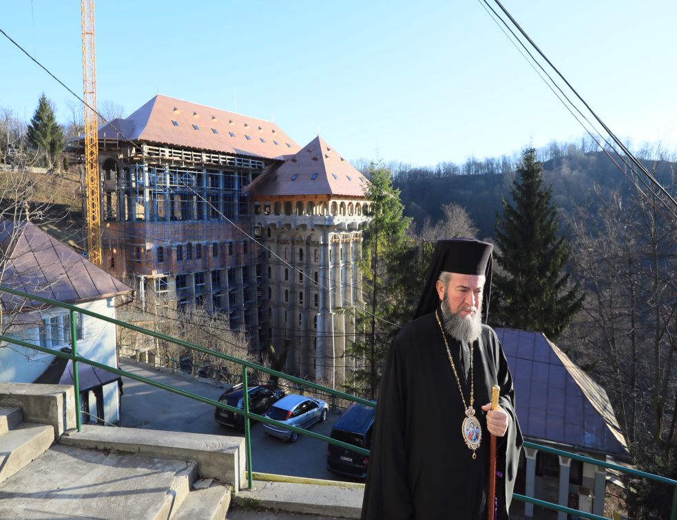 „Muntele Athos” din Maramureş. Clădirea unicat care se înalţă la Rohia – FOTO