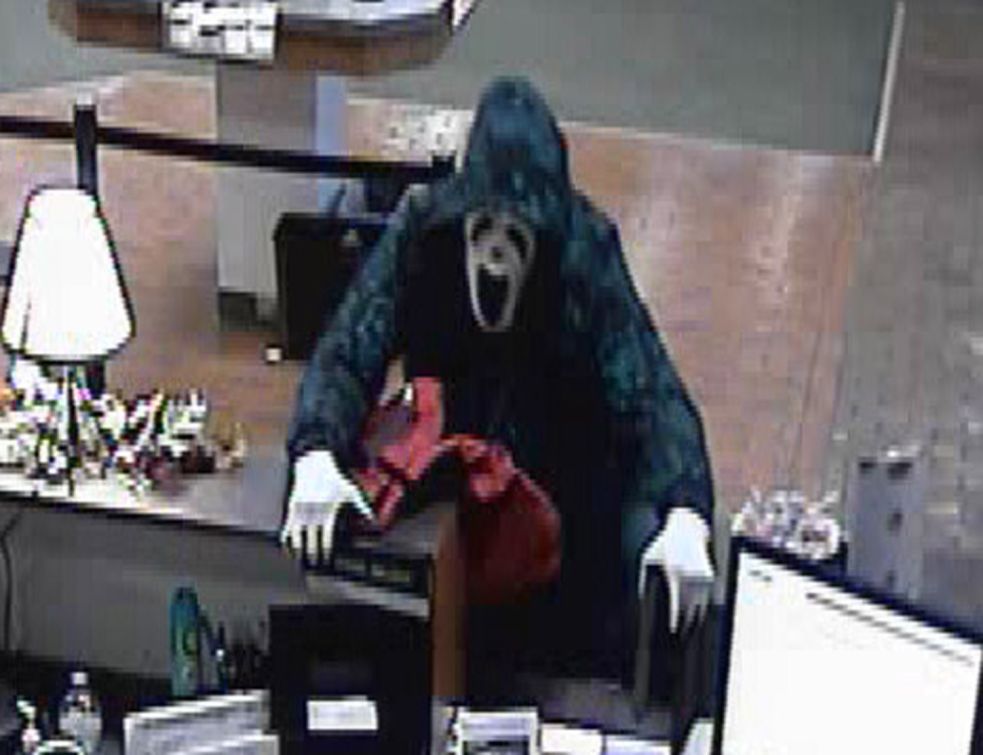 Spargere ca-n filme. Hoţii au intrat şi au ieşit prin tavan