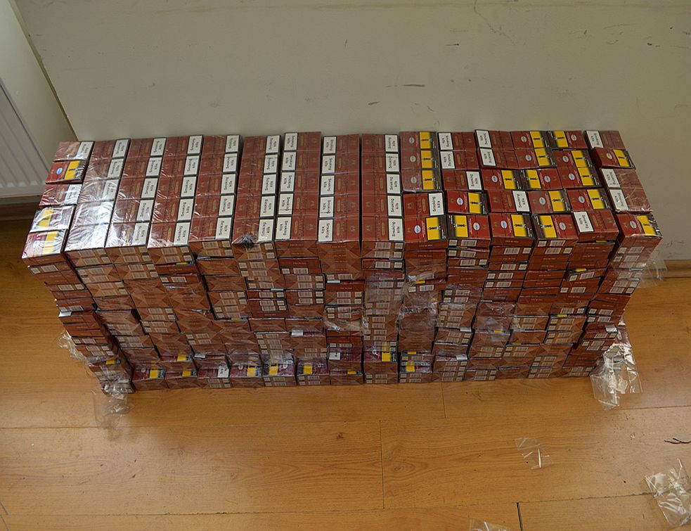 Mii de pachete cu țigări de contrabandă, descoperite într-un autoturism