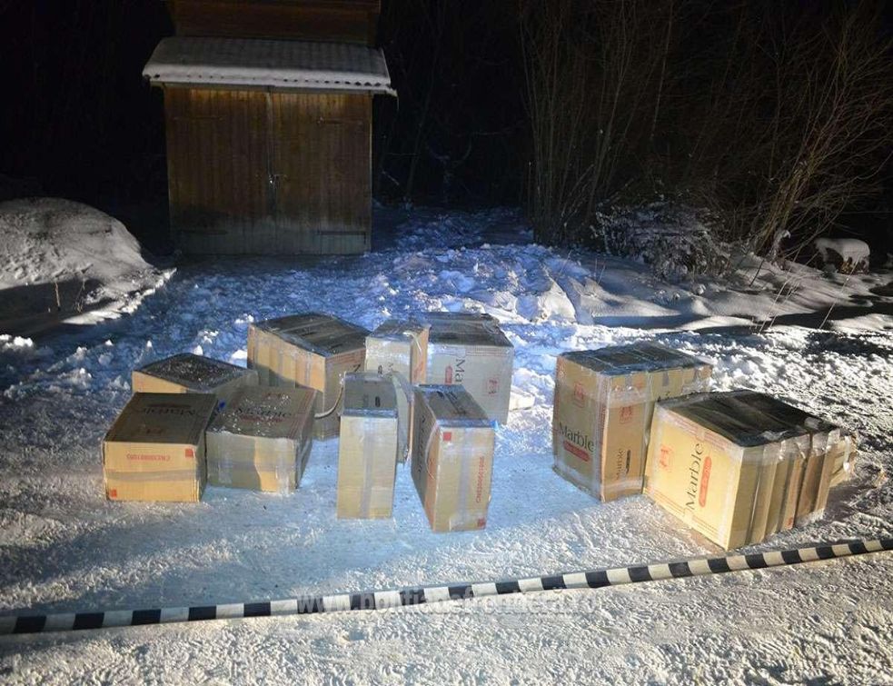 Focuri de armă şi peste 16.000 de pachete de ţigări de contrabandă, confiscate