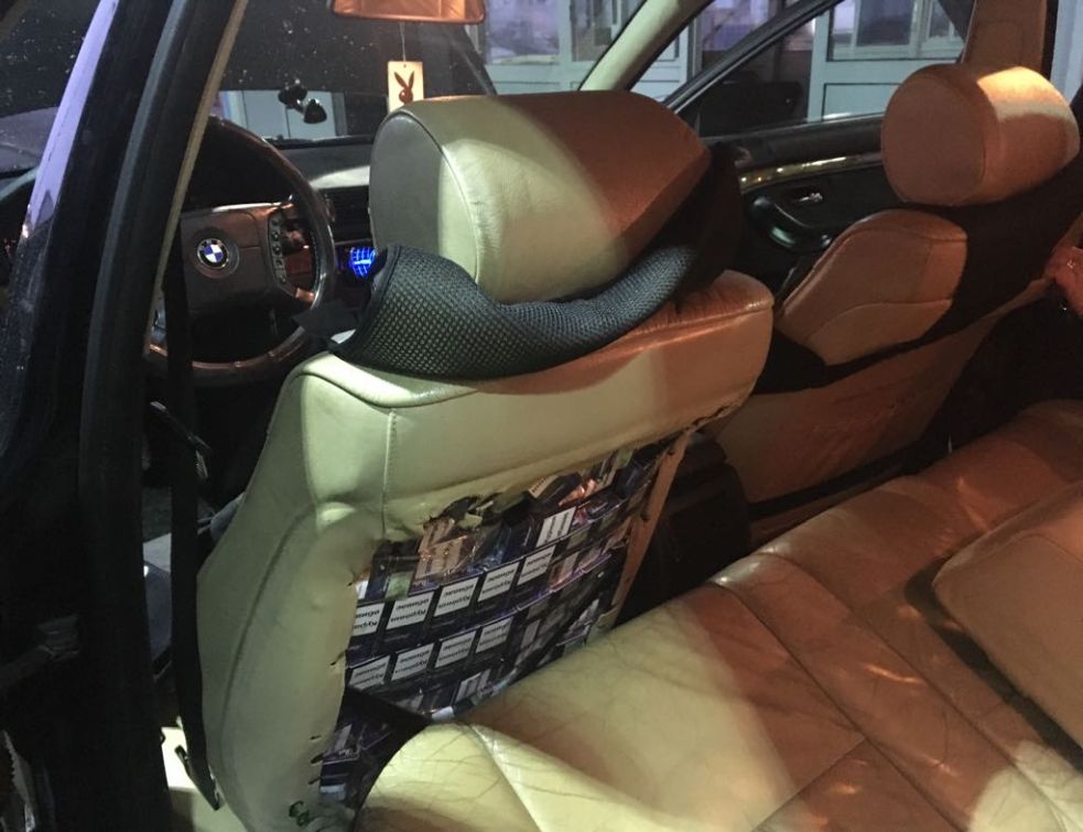 Bolid de lux burduşit cu ţigări de contrabandă