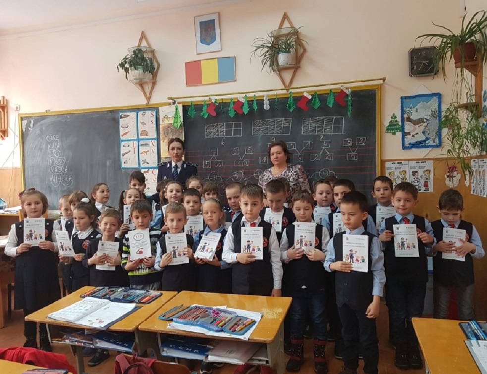 Ziua Internațională a Cititului Împreună: Povești educative citite de polițistele de prevenire elevilor de la Școlile Gimnaziale „Alexandru Ivasiuc” și „Dimitrie Cantemir” din Baia Mare