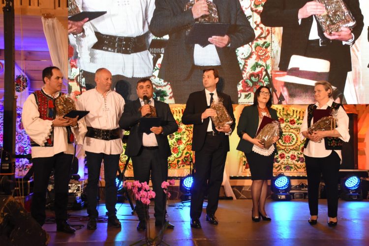 Zeci de maramureșeni au fost recompensați de Consiliul Județean cu distincția ”Cinstea Maramureșului”