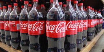 Şpăgi de 8 milioane de euro, date de Coca Cola unor oameni de ştiinţă pentru a nu spune cât de nocive sunt sucurile