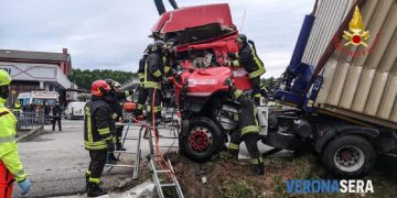 Şofer român de TIR, strivit în cabină. Pompierii italieni au muncit trei ore pentru a-l scoate pe român în viaţă dintre fiare