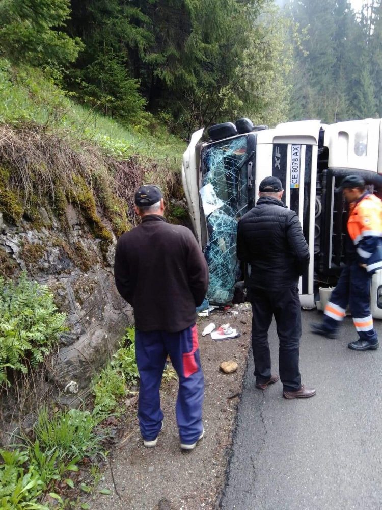 Camion încărcat cu scândură, răsturnat aproape de Complexul  Borşa – FOTO