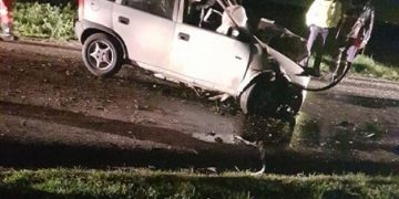 Gest şocant: Un tânăr a intrat intenţionat cu maşina într-un copac – foto