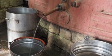 Un bărbat de 35 de ani a suferit arsuri îngrozitoare după ce a căzut într-un cazan cu borhot fierbinte