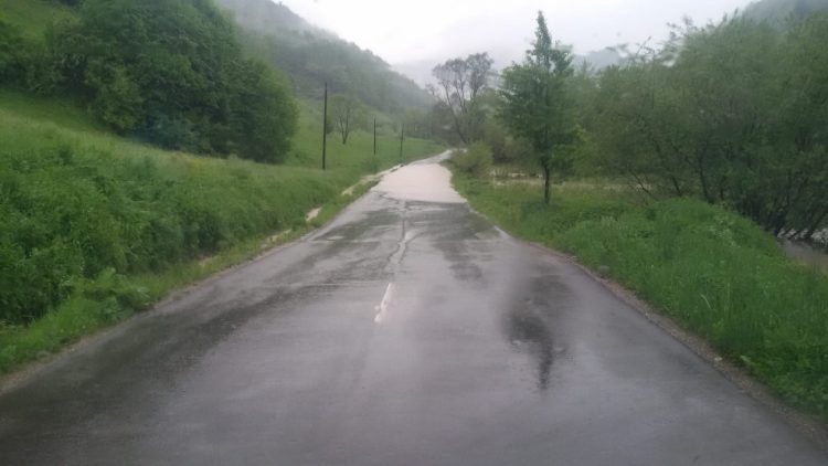 Breaking news! Pârâul Bocicoiel a ieşit din matcă, TRAFIC RESTRICŢIONAT TEMPORAR pe DJ 188, între Vișeu și Bogdan Vodă – foto