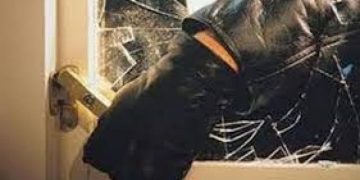 Au furat mai multe sticle cu băuturi dintr-o casă din Şomcuta Mare. Acum sunt cercetaţi acum pentru furt calificat