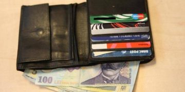 O femeie din Baia Sprie a furat un portmoneu cu bani şi acte uitat într-o staţie de autobuz