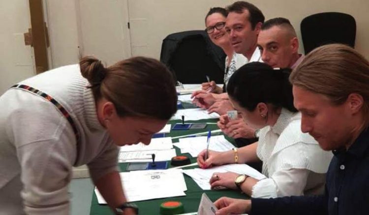 Simona Halep a votat la Paris pentru alegerile europarlamentare şi referendum