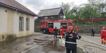 FOTO, VIDEO – Incendiu la şcoala din Văleni!