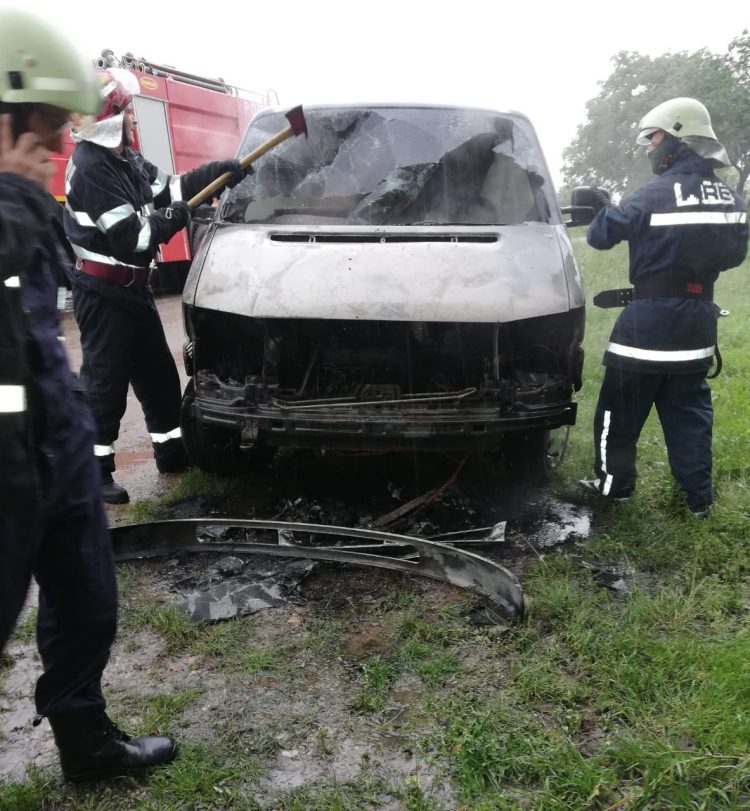 Incendiu la Ulmeni. A luat foc o autoutilitară – foto