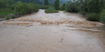 Codul roşu de inundaţii, urmat de un COD GALBEN hidrologic pe râurile Vişeu şi Iza (Foto – râul Iza la Sighetu Marmaţiei)
