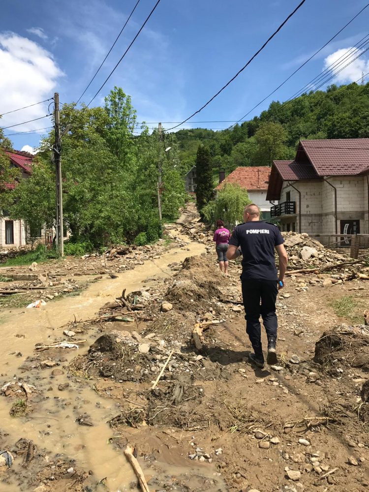 Imagini de la intervenţia pompierilor la Vişeu de Sus pentru evacuarea apei din gospodării – ziua 2