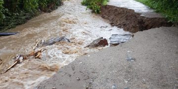 FOTO, VIDEO – Viitura a rupt un drum în Rădeasa – Vişeu de Sus