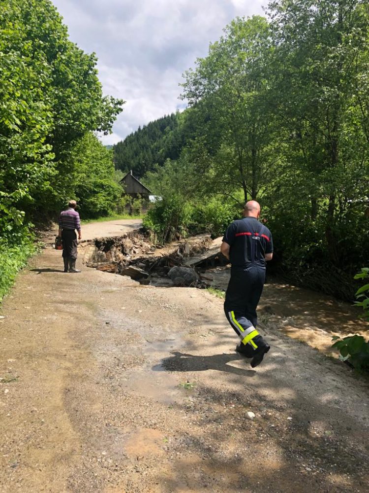 Imagini de la intervenţia pompierilor la Vişeu de Sus pentru evacuarea apei din gospodării – ziua 2