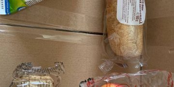 Elevii şi preşcolarii din Maramureș primesc de ieri și mere la şcoală