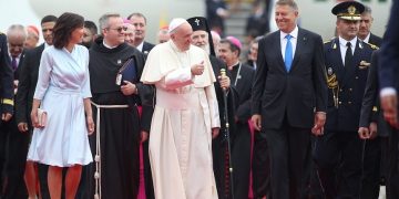 Ţinuta purtată de Carmen Iohannis la întâlnirea cu Papa Francisc, criticată dur de Iulia Albu