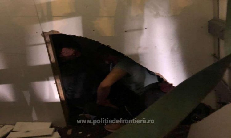 12 cetățeni străini ascunși într-o autoutilitară, depistaţi de poliţiştii de frontieră
