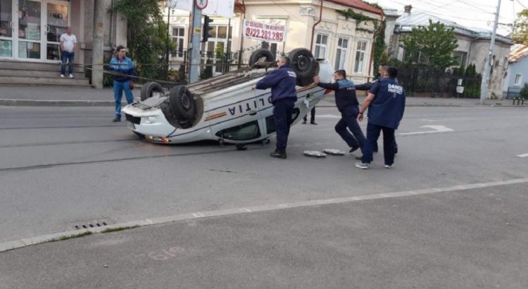 Un poliţist băut s-a răsturnat cu maşina într-o intersecţie. În timpul serviciului