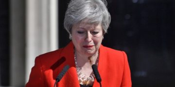 Cu lacrimi în ochi, Theresa May şi-a anunţat demisia din funcţia de lider al Partidului Conservator – VIDEO