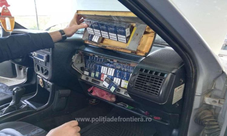 Ţigări ascunse în rezervor şi în bordul unui autoturism, găsite poliţiştii de frontieră cu ajutorul câinelui de serviciu – FOTO