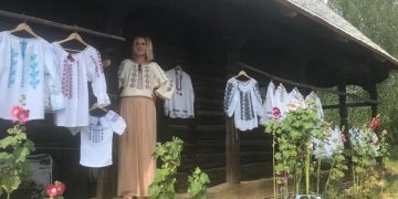 Iile şi cămăşile tradiţionale specifice satului Rogoz, readuse la viaţă de o fostă ingineră IT